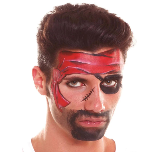 En man med en intensiv blick och en imponerande, ärrad pirat-ansiktsmålning, med en röd, målad bandana, fejkad ögonlapp och målat skägg.