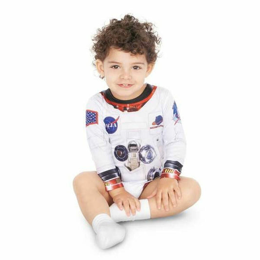 Litet barn i vit astronauttröja med tryckt rymddräkt-design, NASA-logga och tekniska detaljer – perfekt för maskerad eller temalek.