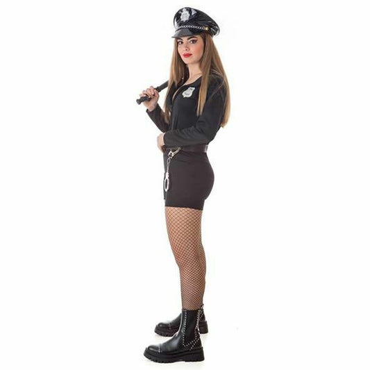 En kvinna står i profil och bär den svarta polisdräkten med shorts och hatt, vilket visar dräktens passform och de medföljande accessoarerna.