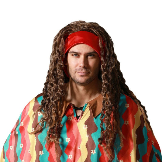 En man bär en Avslappnad Hippie-Peruk med långa, bruna dreadlocks och ett rött pannband.