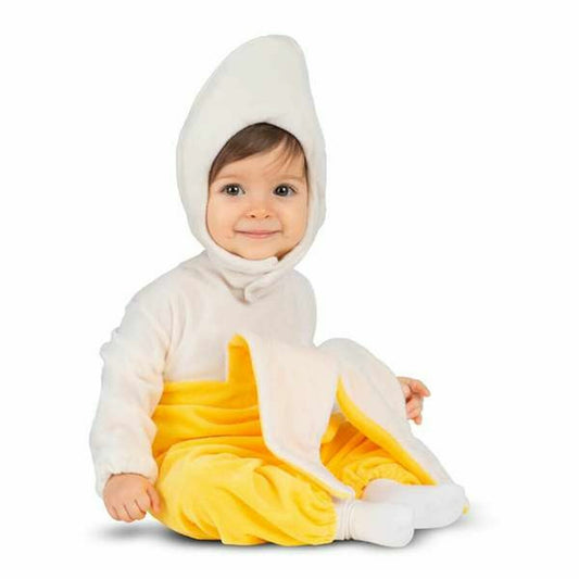 En glad bebis sitter klädd i en bananmaskeraddräkt med gul kropp, vit huva och detaljer som liknar ett bananskal.