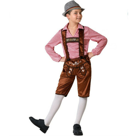 En pojke poserar i en tysk barndräkt med glansiga bruna lederhosen, röd-rutig skjorta och en grå tyrolerhatt.