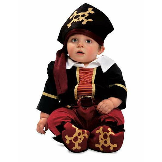 En bebis i svart och vinröd piratdräkt med dödskallesymboler på mössa och fötter, sittandes mot vit bakgrund.