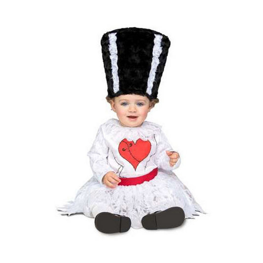 En glad bebis sitter upp i en komplett och söt Franken-brud-dräkt, med en vit spetsklänning och en hög, svartvit ikonisk peruk-hatt.