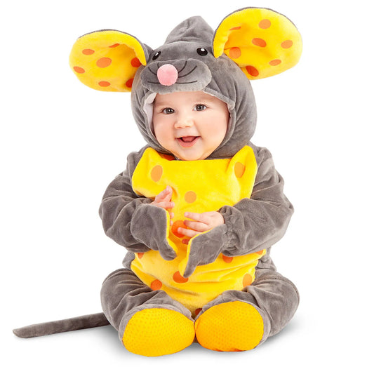 En leende bebis sitter i en komplett Bedårande Liten Mus Bebisdräkt, med en grå jumpsuit och en huva med stora musöron.
