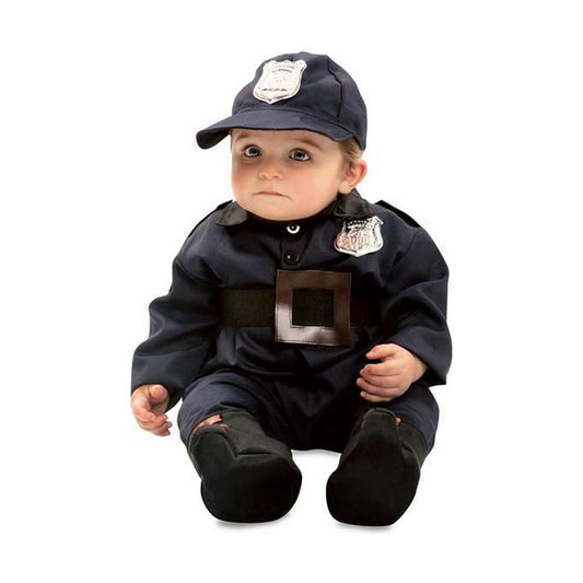 En bedårande bebis sitter upp i en komplett, mörkblå polisdräkt, bestående av en jumpsuit med polisbrickor och en matchande poliskeps.