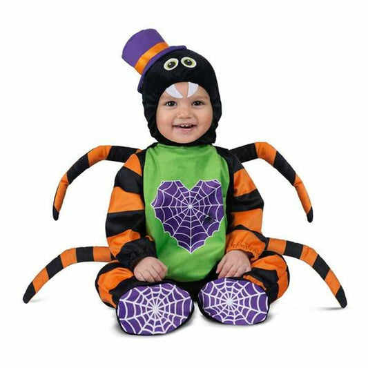 En leende bebis sitter i en komplett Bedårande Liten Spindel Bebisdräkt, med en jumpsuit med åtta ben och en huva med en liten hatt.