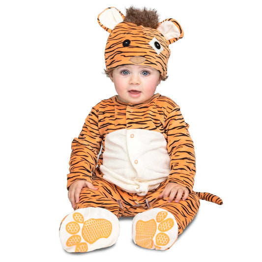 En söt bebis sitter på golvet i en komplett och mjuk tigerdräkt med mössa, svans och tassar.