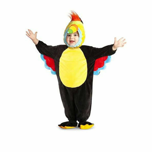 En glad bebis står i en komplett Bedårande Liten Tukan Bebisdräkt, med en svart jumpsuit, vingar och en stor, färgglad huva.