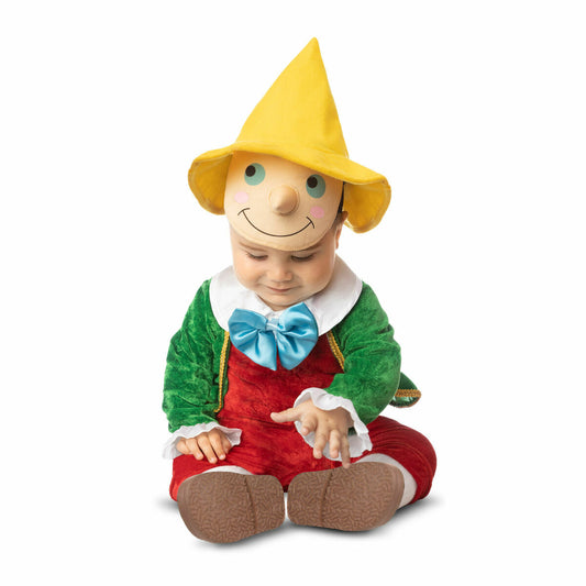 En bebis sitter i den söta Pinocchio-dräkten och tittar ner.