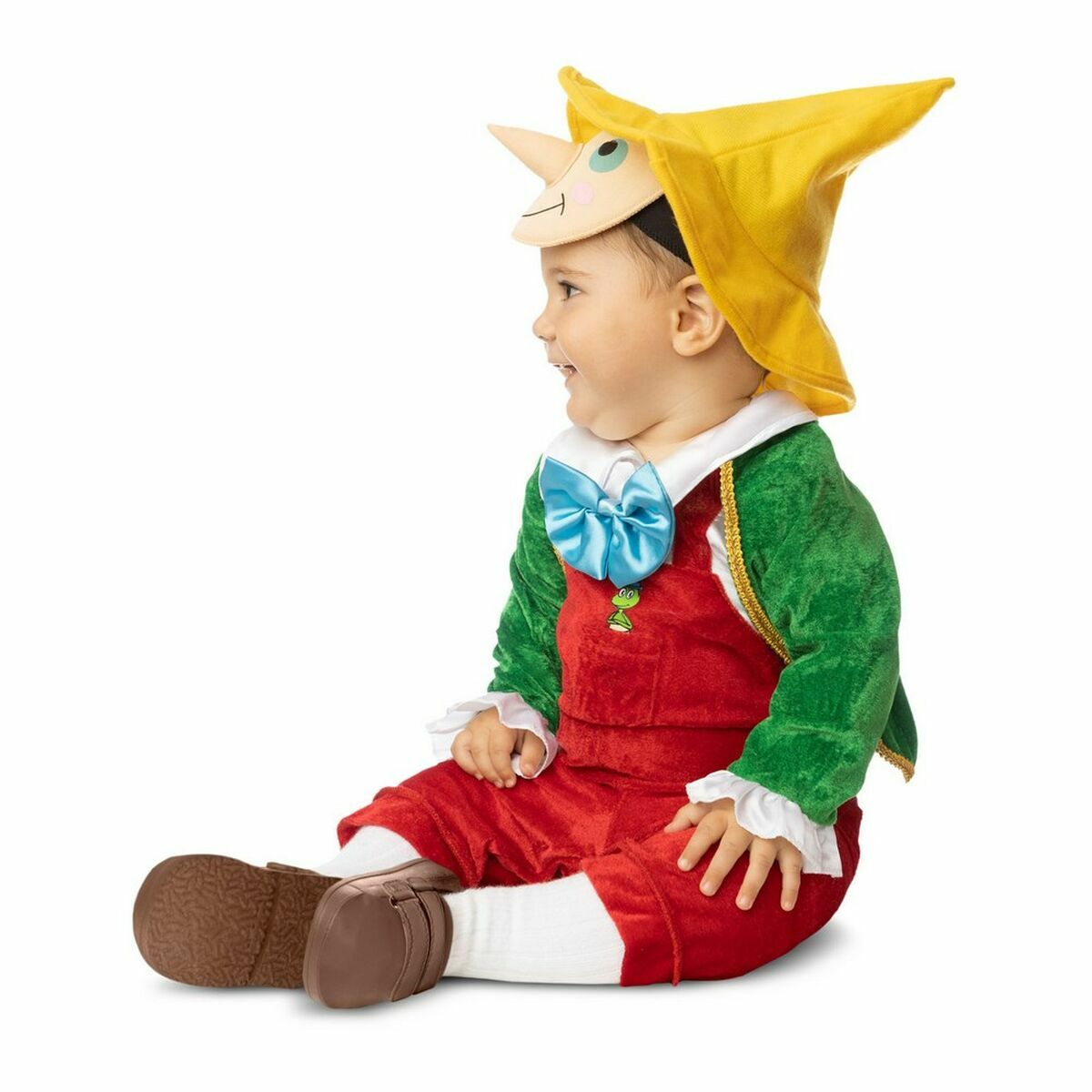 En glad bebis sitter i den kompletta Pinocchio-dräkten.