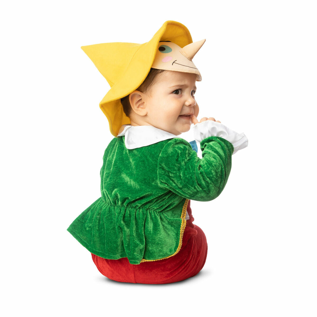  En bebis sitter i profil i Pinocchio-dräkten och håller en hand vid munnen.