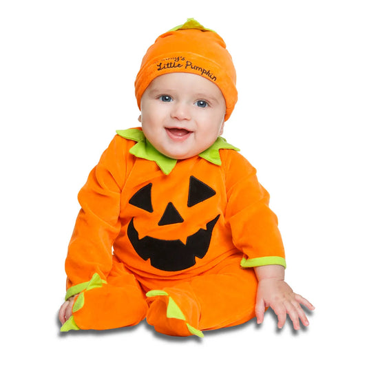 En glad bebis sitter på golvet och bär en Bedårande Pumpa Bebisdräkt i orange bomull, med en matchande mössa.