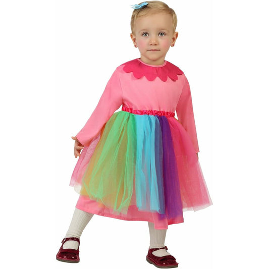 En liten bebis eller ett litet barn står och poserar i en bedårande, rosa clown-klänning med en fluffig och färgsprakande tyllkjol i regnbågens alla färger.