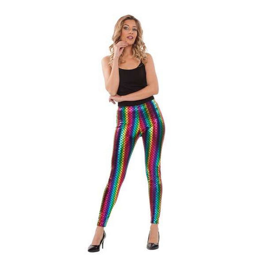 En kvinna poserar i ett par Bländande Regnbågsfärgade Leggings med ett skimrande fiskfjällsmönster, ett svart linne och svarta klackskor.