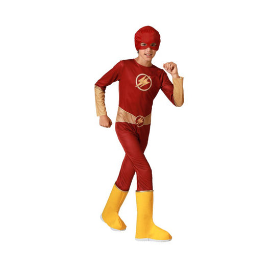 En pojke poserar i en komplett, Blixtsnabb Superhjälte Barndräkt med en röd jumpsuit och gula stövelöverdrag.