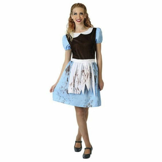 En leende kvinna poserar i en komplett och blodig mardröms-Alice-dräkt, med en blå klänning och ett smutsigt, blodigt förkläde.