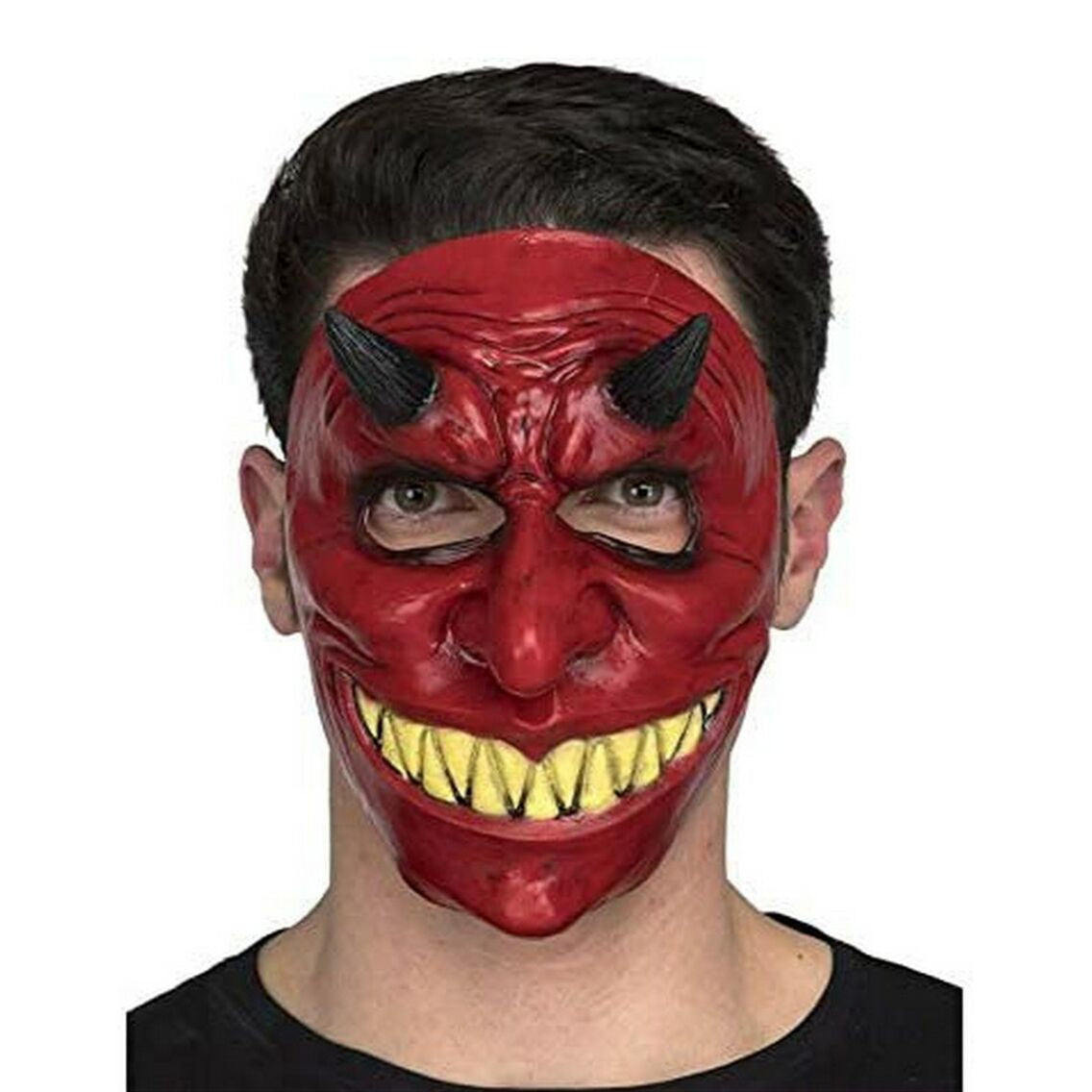En person bär en Blodtörstig Röd Demonmask med ett elakt leende, svarta horn och vassa, gula tänder.