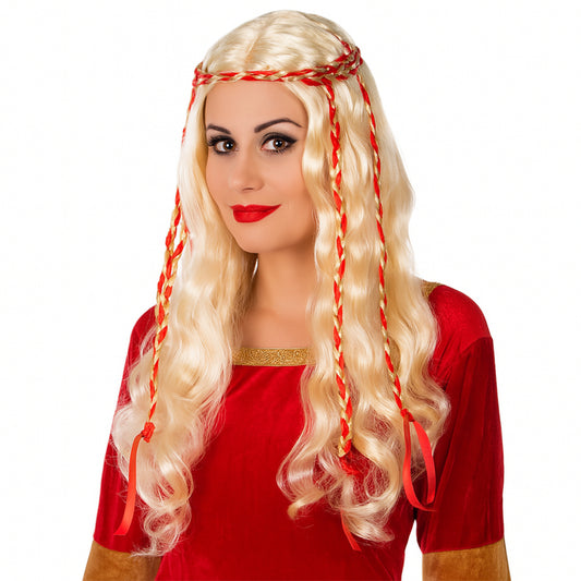 Kvinna med lång vågig blond peruk, dekorerad med röda tvinnade band i håret. Bär en röd sammetstopp i medeltida stil.
