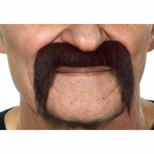 Närbild på en man som bär en tjock, brun biker-lössmustasch som hänger ner längs sidorna av munnen, fotograferad i studio.