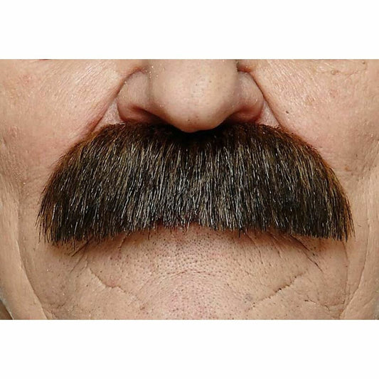Närbild på en man som bär en tjock, rak, brun state patrol sheriff-lössmustasch som täcker hela överläppen, fotograferad i studio.