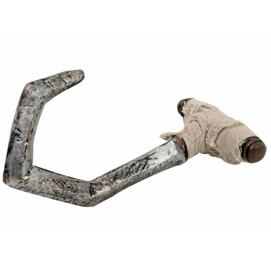 Ett läskigt leksaksvapen i form av en stor, rostig och sliten fiskekrok med ett handtag som är omlindat med smutsig, beige gasbinda.