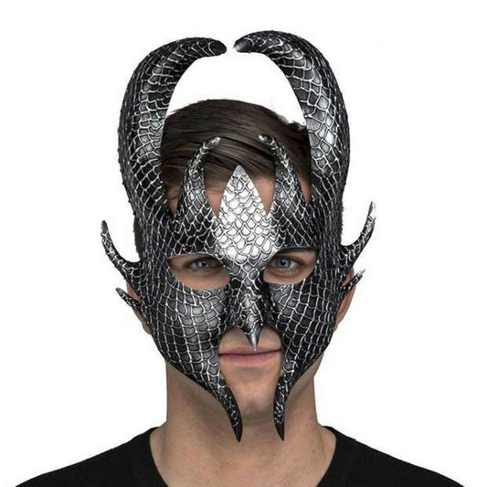 En man med blåa ögon bär en Brutal Silvrig Drakriddarmask med en textur som liknar drakfjäll och stora, böjda horn.
