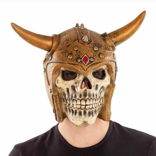 En man bär en brutal viking dödskallemask med en bronsfärgad hjälm och stora horn.