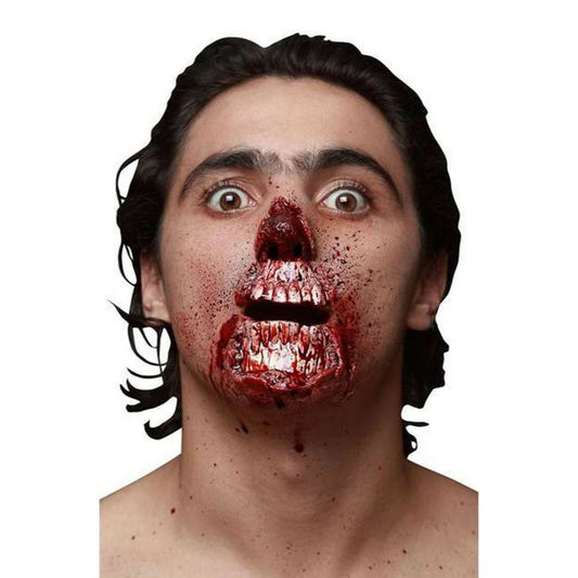 En man med ett brutalt latexsår som visar en uppsliten mun och blodiga tänder för en skräckinjagande Halloween-look.