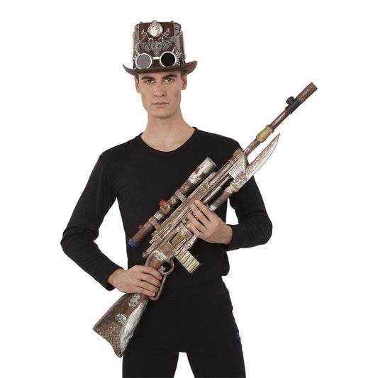 En man i steampunk-hatt håller i ett stort, Brutalt Postapokalyptiskt Snipergevär med en rostig finish och en bajonett.