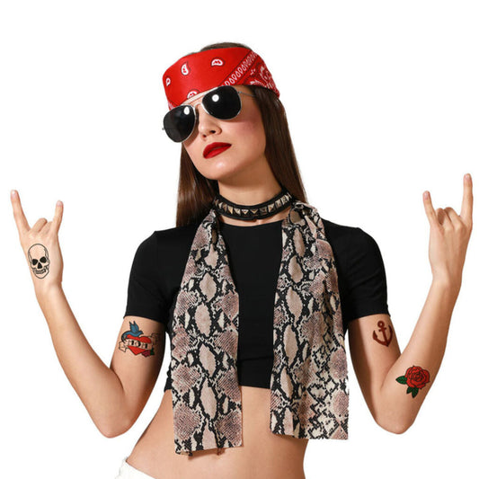 En kvinna poserar i en rockig outfit och visar upp innehållet i ett Brutalt Rockstjärnekit, med röd bandana, pilotglasögon, ormskinnsmönstrad scarf, nithalsband och fejk-tatueringar.