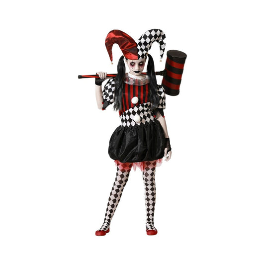 En flicka med läskigt smink poserar i en komplett harlekin-dräkt och håller en stor leksakshammare över axeln.