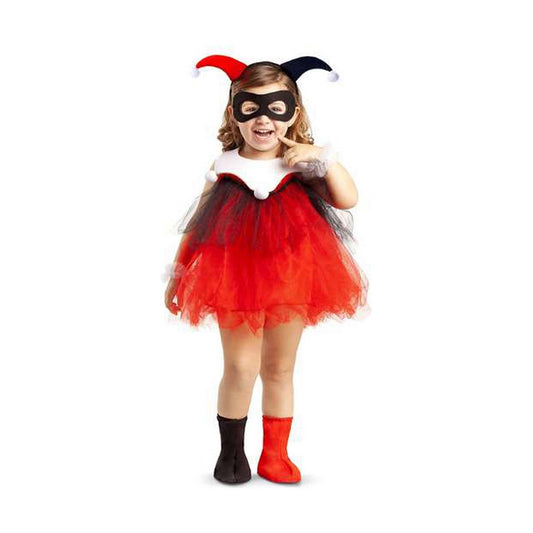 En glad liten flicka i en komplett och söt harlekin-dräkt, bestående av en röd och svart tyllklänning, en ögonmask och ett diadem med horn.