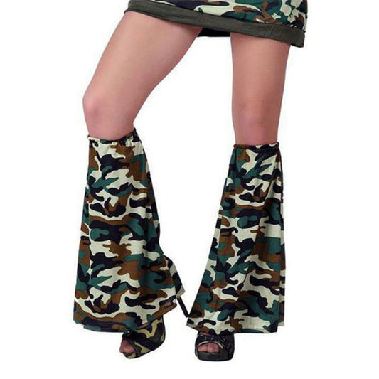 Ett par kvinnoben med camouflage-mönstrade benvärmare.