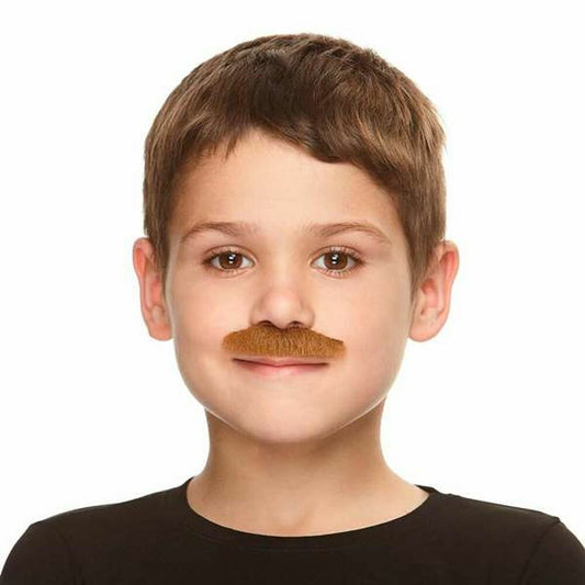 Ett barn med en brun mustasch ler mot kameran.