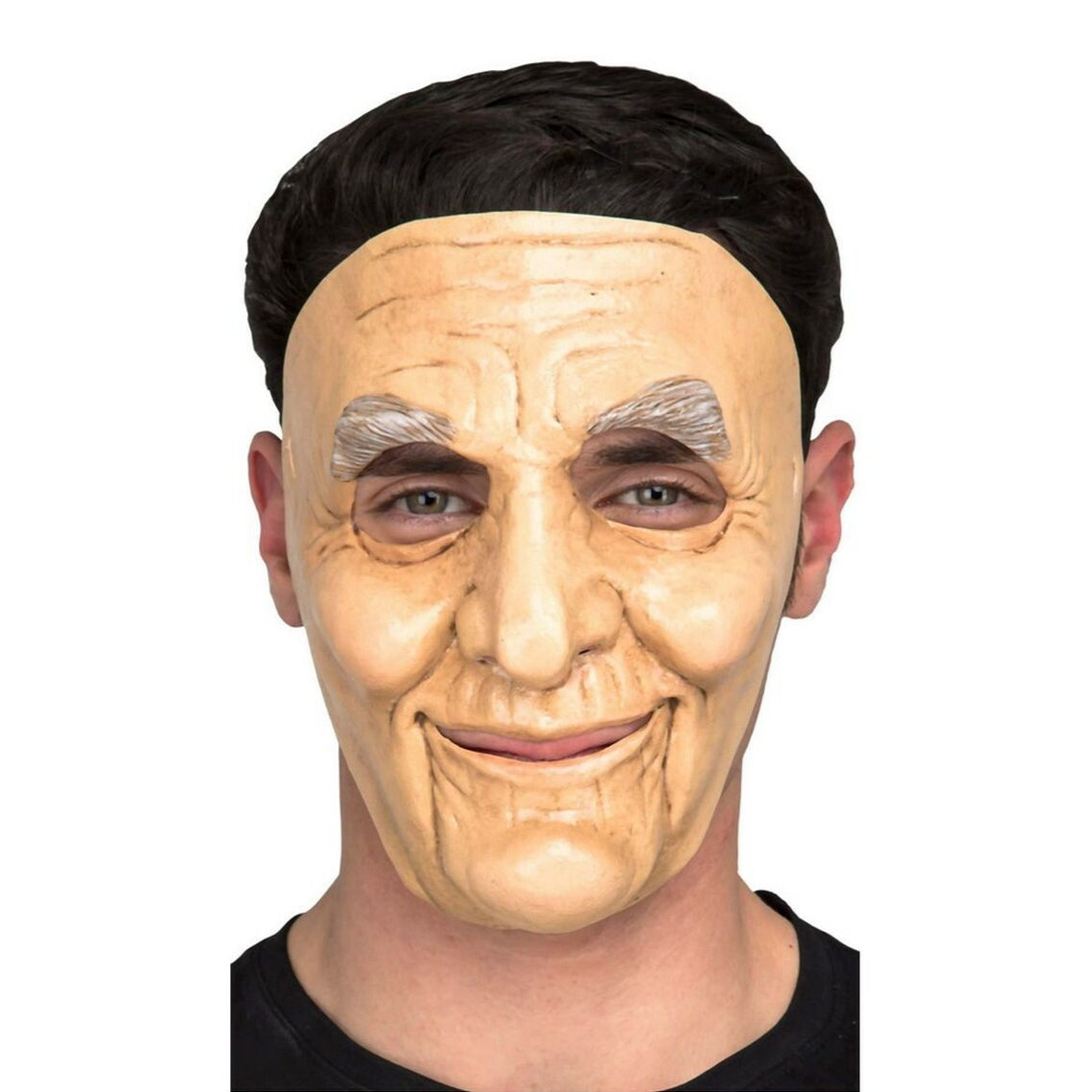 En man bär en latexmask som täcker ansiktet och föreställer en leende, rynkig gammal man med gråa, buskiga ögonbryn och mörkt hår.