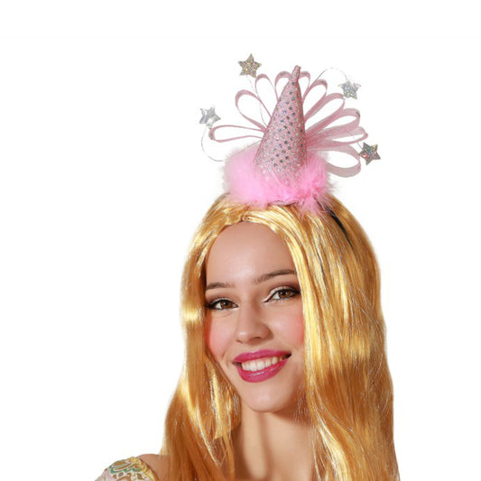 En leende kvinna med blont hår som bär ett Charmigt Rosa Födelsedagshatt Diadem med glitter, fluff och stjärnor.