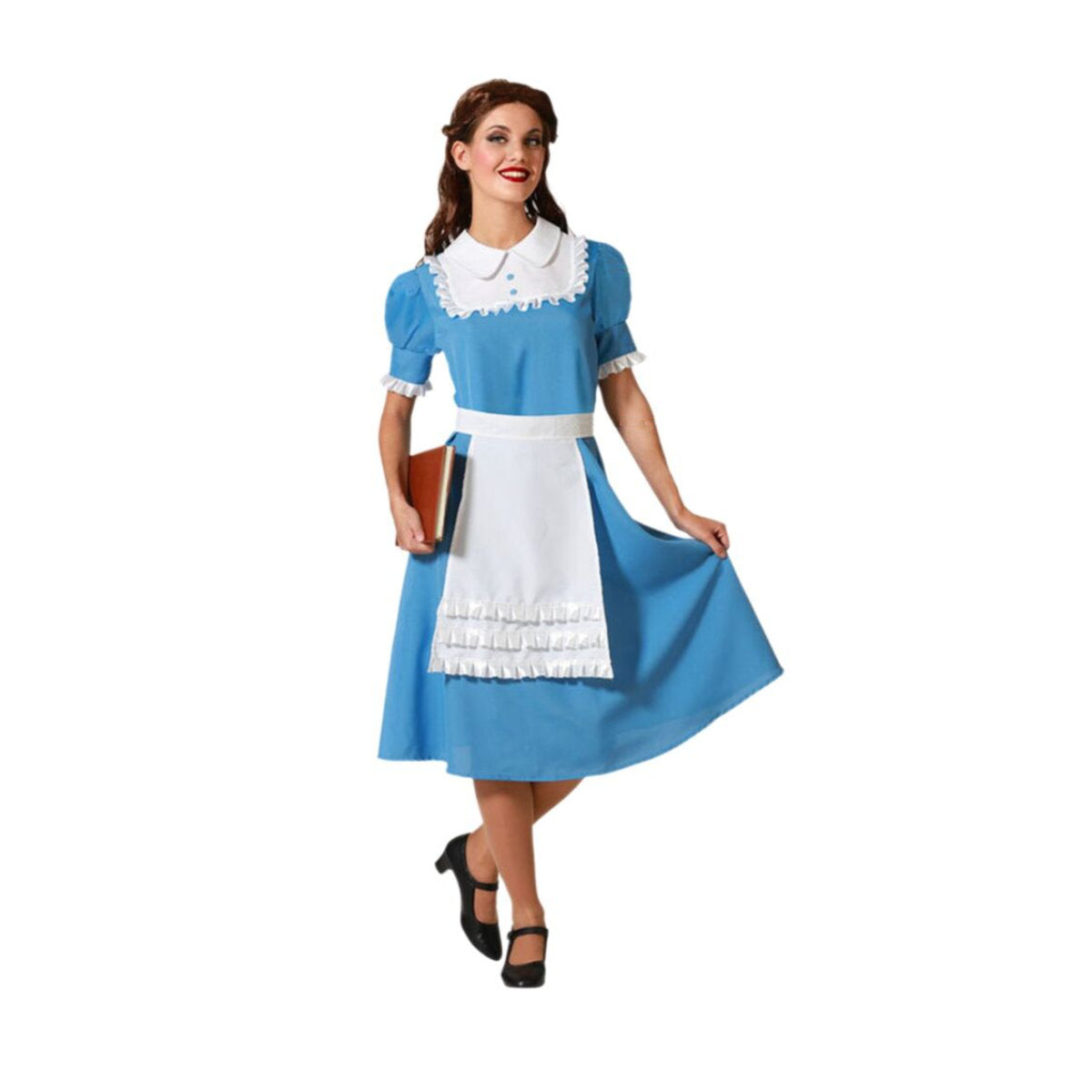 En leende kvinna poserar i en komplett och charmig, blå sagoprinsess-dräkt, och håller i en bok.