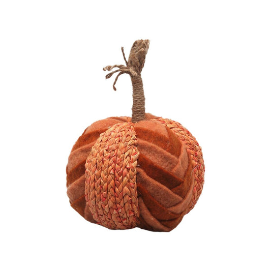 En rund och mysig tygpumpa i orange med sektioner av flätat espartogräs och en stjälk virad i snöre.