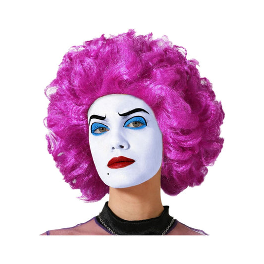 En kvinna med vitmålat ansikte och dramatisk makeup bär en stor, yvig och superkrullig peruk i en intensiv, chocklila färg.