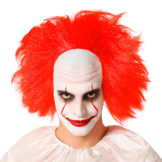 Man sminkad som en läskig clown bär en röd peruk med kal flint och stirrar intensivt mot kameran.