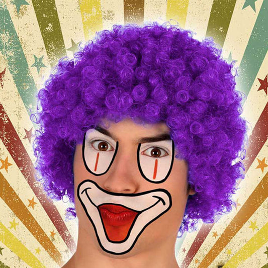 Lila clownperuk med täta lockar – modell med tokig mimik och målad mun som leende