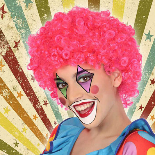 Kvinna i rosa clownperuk och klassisk färgglad clownkostym – skrattar framför cirkusbakgrund