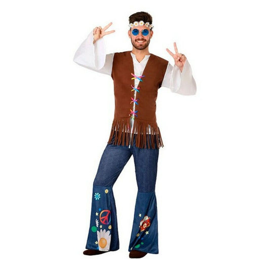 En leende man gör peace-tecken i en cool hippiedräkt med utsvängda jeans, fransväst och en vit tröja.