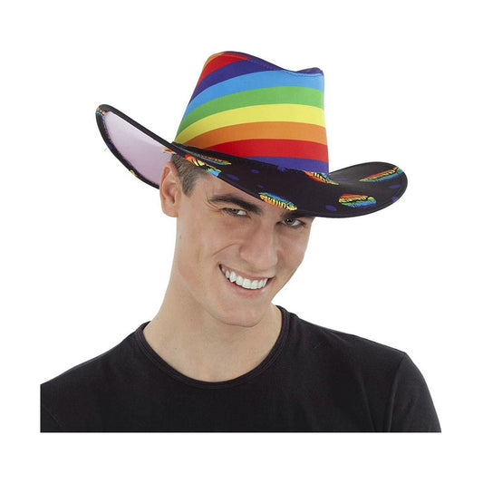 En leende man med kort mörkt hår och svart t-shirt bär en färgglad cowboyhatt med regnbågsfärgad krona och svart brätte med små regnbågsfärgade kyssmärken.