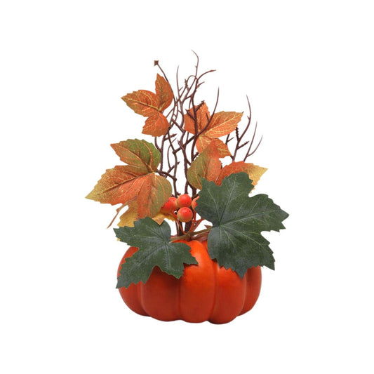 En dekorativ orange pumpa med ett vackert arrangemang av höstlöv, kvistar och röda bär.