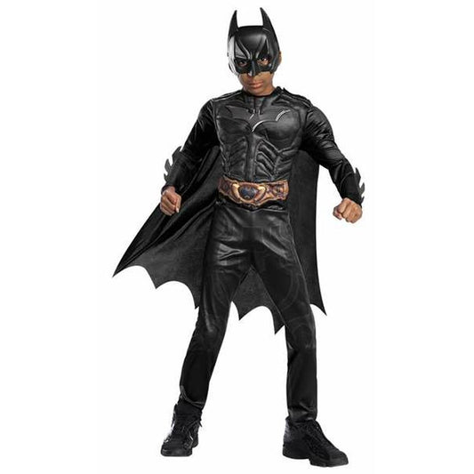 En pojke poserar i en komplett Deluxe Dark Knight Batman Barndräkt, med en muskel-jumpsuit, cape, bälte och mask.