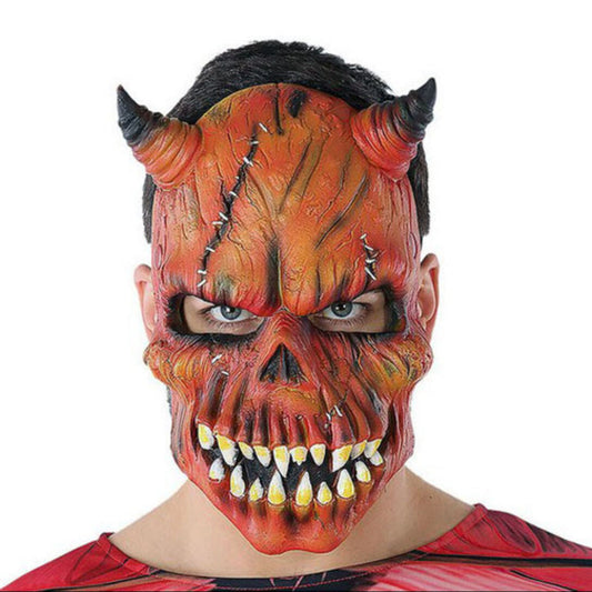 Närbild av en person som bär en demonisk latexmask med rött dödskalleansikte, svarta horn och ilskna ögon – perfekt för halloween.
