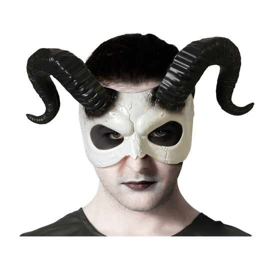 En man med mörkt smink bär en Demonisk Ögonmask med ett benvitt ansikte och stora, svarta, böjda horn.
