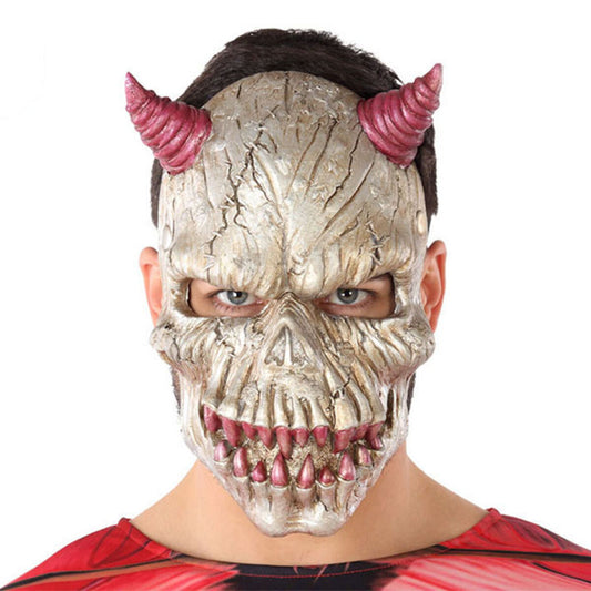 Närbild på en person med silvrig demonmask med sprickor, rosa horn och vassa huggtänder – perfekt för skrämmande halloweenlook.